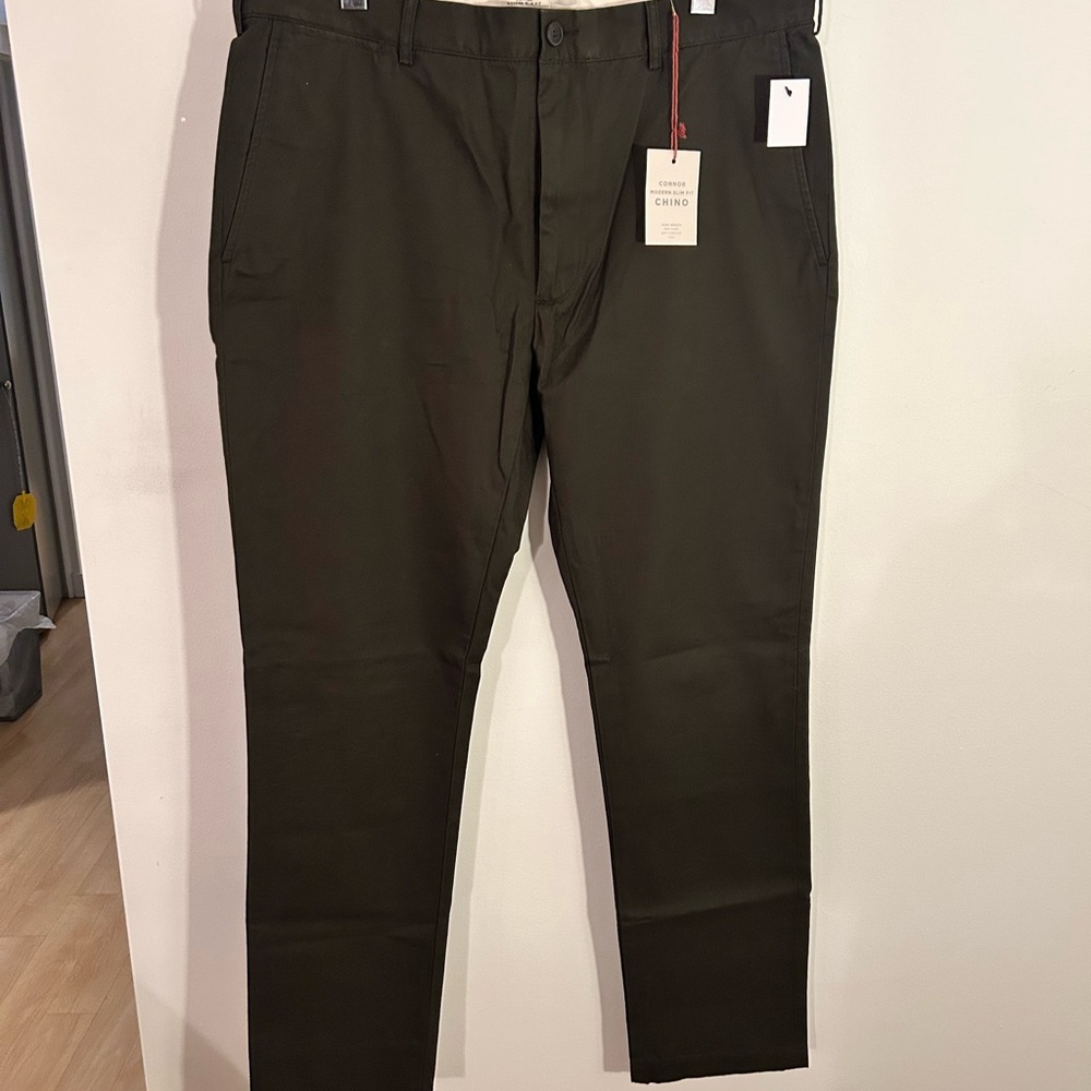 SOLD—Club Monaco Olive Slim Fit Connor Chino Pants